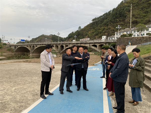 10月25日，县委书记汪凯调研丰乐河滨江公园项目.jpg